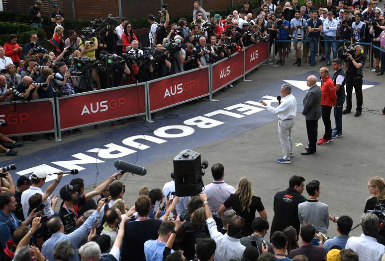 O CEO da Fórmula 1, Chase Carey, durante conferência de imprensa após anúncio de  que o GP da Austrália seria cancelado em meio à epidemia do coronavírus. 13/3/2020      REUTERS/Tracey Nearmy 