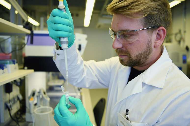 Philipp Hoffmann, da empresa biofarmac&ecirc;utica alem&atilde; CureVac, demonstra pesquisa com vacina contra o coronavirus (Covid-19). 12/3/2020. REUTERS/Andreas Gebert - 
