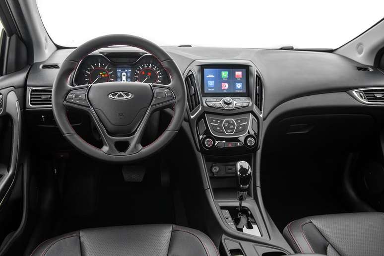 O interior tem um bom acabamento, com bancos e volante multifuncional de couro e uma central multim&iacute;dia moderna.