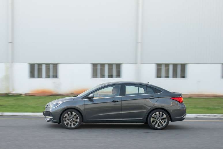 O carro tem um design bastante agrad&aacute;vel, o que &eacute; um diferencial perante a maioria dos rivais.