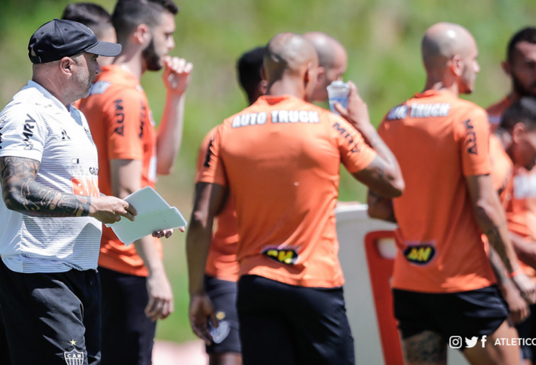 Sampaoli orienta os jogadores do Galo durante treinamento (Foto: Divulgação/Atlético-MG)