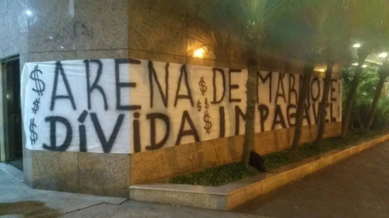 Torcida do Corinthians critica diretoria do clube em frente ao Parque São Jorge (Foto: Reprodução)