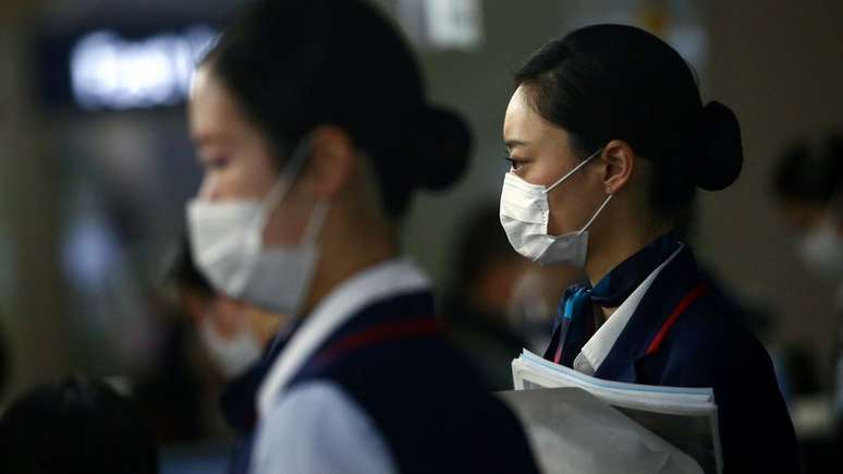 Triagem de casos de acordo com a gravidade dos sintomas, suspensão de aulas, fechamento de fronteiras e hábitos culturais vem ajudando Japão a conter propação do vírus.