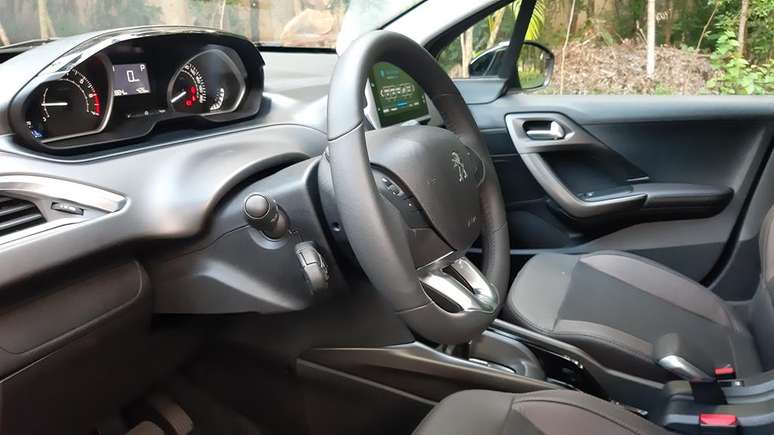 A posi&ccedil;&atilde;o de dirigir &eacute; incomum, mas agrada a quase todo mundo que dirige o carro.