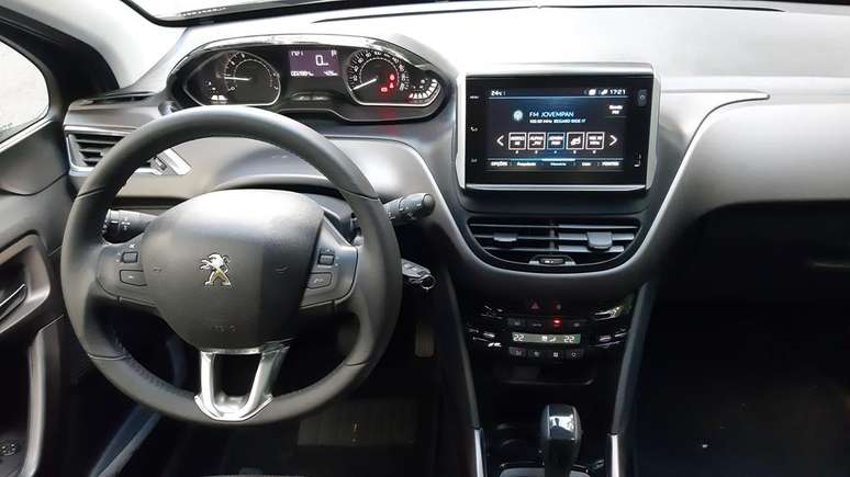 O grafismo e a interface da central multim&iacute;dia e do quadro de instrumentos precisa melhor.