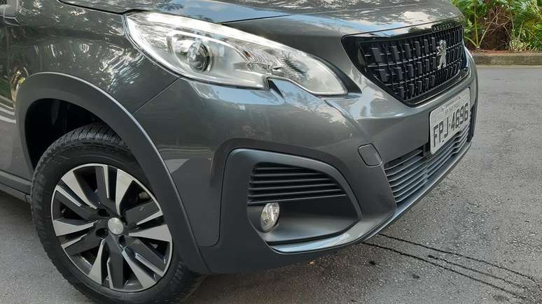 O 2008 Grife tem rodas de 16" e pneus de perfil alto, com a boa medida 205/60.