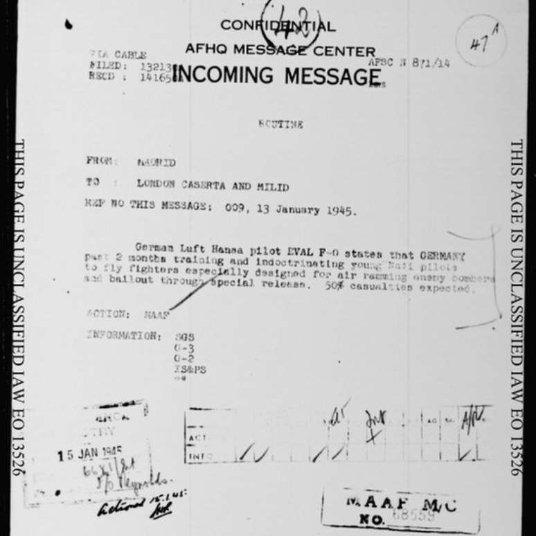 'Um piloto alem&atilde;o da Lufthansa afirma que a Alemanha estava treinando e doutrinando nos &uacute;ltimos dois meses jovens pilotos nazistas para voar avi&otilde;es especialmente designados para colis&atilde;o a&eacute;rea com bombardeiros inimigos e escapar por uma sa&iacute;da especial. 50% de baixas esperadas', diz documento de 1945