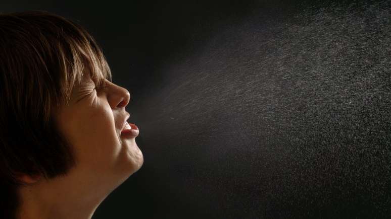 Gotas de um espirro podem viajar até dois metros