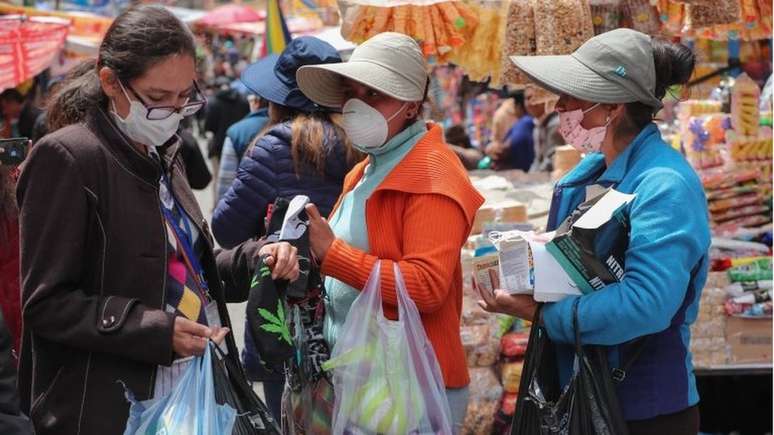 Muitas pessoas na Bolívia começaram a usar máscaras nas suas atividades diárias