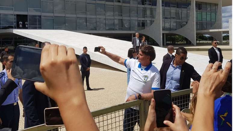 Presidente estava sendo monitorado e interagiu com manifestantes em Brasília durante atos pró-governo