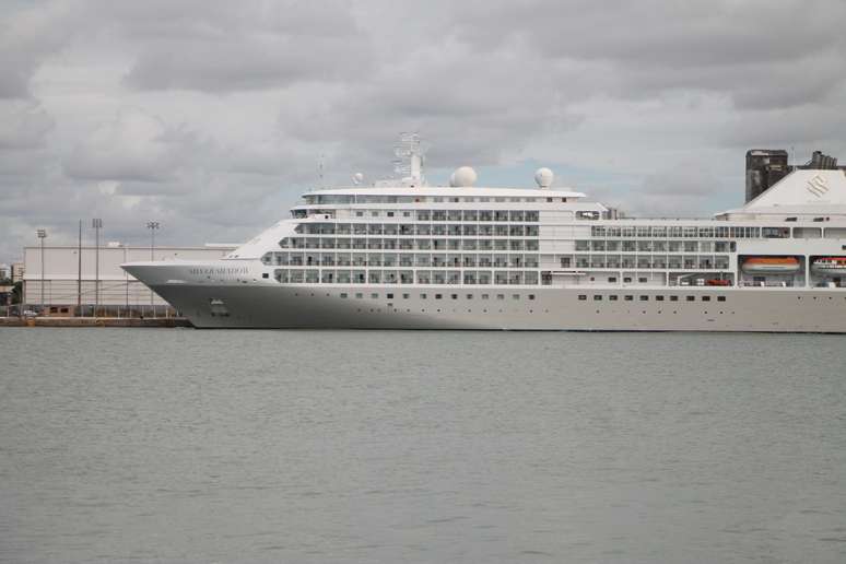 Vista do navio bahamense Silver Shadow de cruzeiro que está atracado no Porto do Recife, em Pernambuco