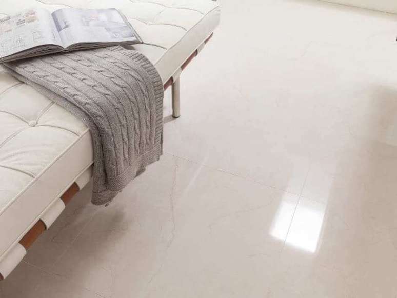 28. Cer&acirc;mica para sala e quarto em tom branco. Fonte: Porcelanosa