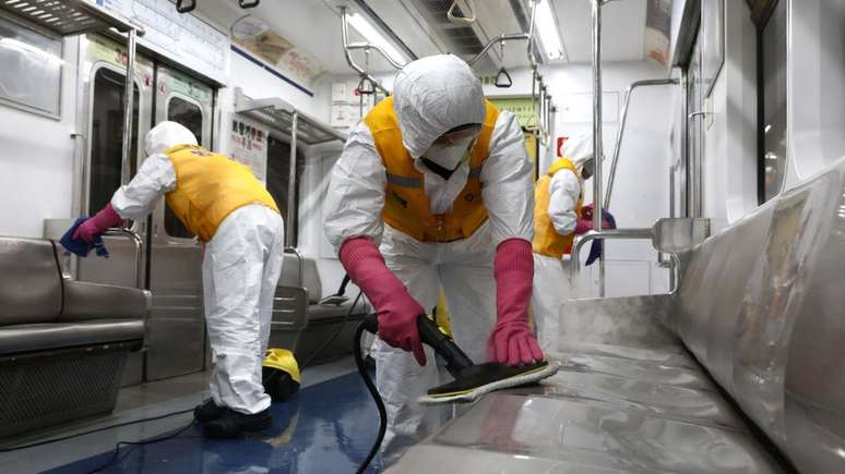 Além dos testes rigorosos para detectar os infectados, também existem sessões de limpeza em trens, metrôs e ônibus da Coreia do Sul