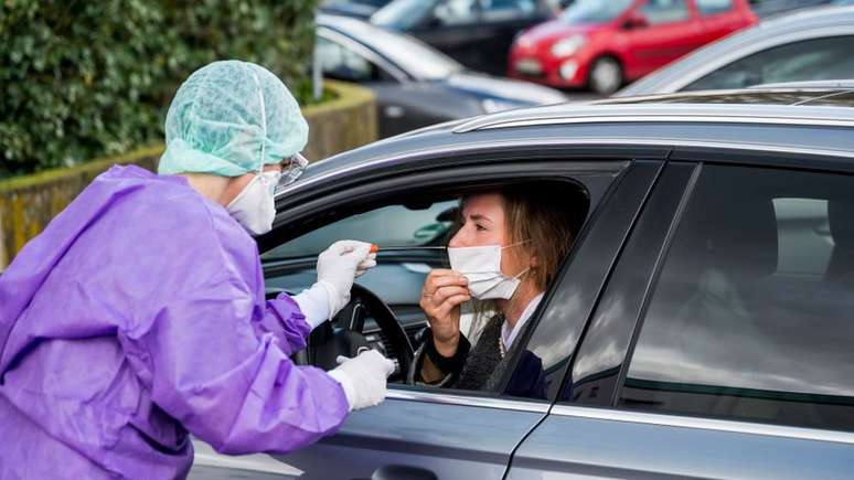 Na Alemanha, exames estão sendo feitos até dentro de carros, no estilo drive-thru