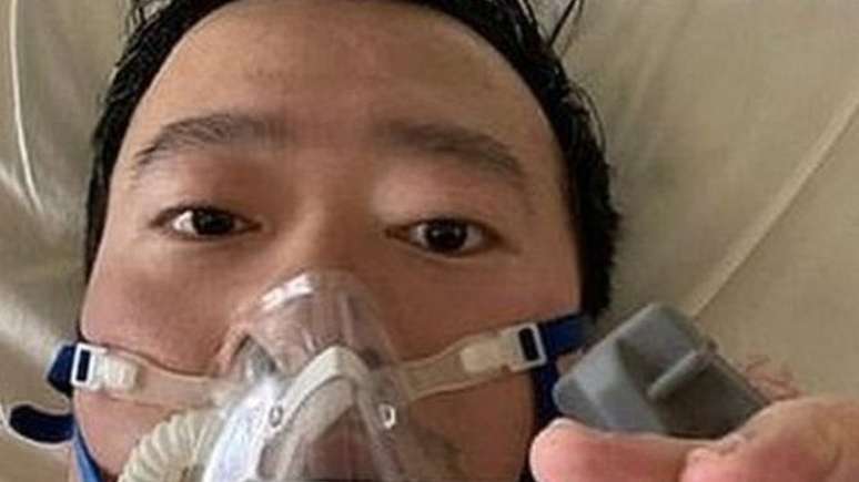 O médico Li Wenliang publicou nas redes sociais uma foto na cama do hospital