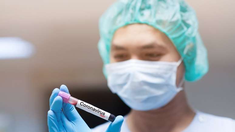 Médicos e enfermeiros mais jovens costumam ser considerados os mais indicados para acompanhar casos de coronavírus