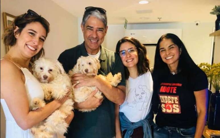 William Bonner com a família na ONG Indefesos, onde adotou dois cachorros, no Rio de Janeiro, capital.