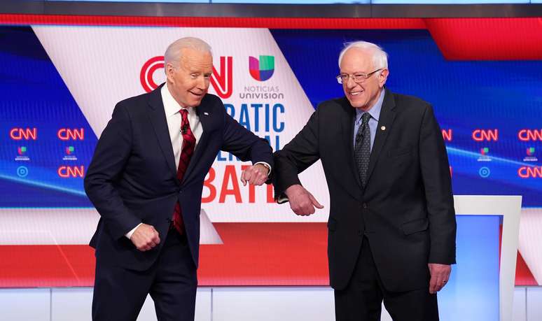 Pré-candidatos presidenciais democratas dos EUA Bernie Sanders e Joe Biden durante debate televisionado
15/03/2020
REUTERS/Kevin Lamarque