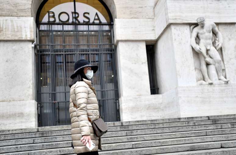 Mulher passa de máscara pela entrada da bolsa de Milão
25/02/2020
REUTERS/Flavio Lo Scalzo