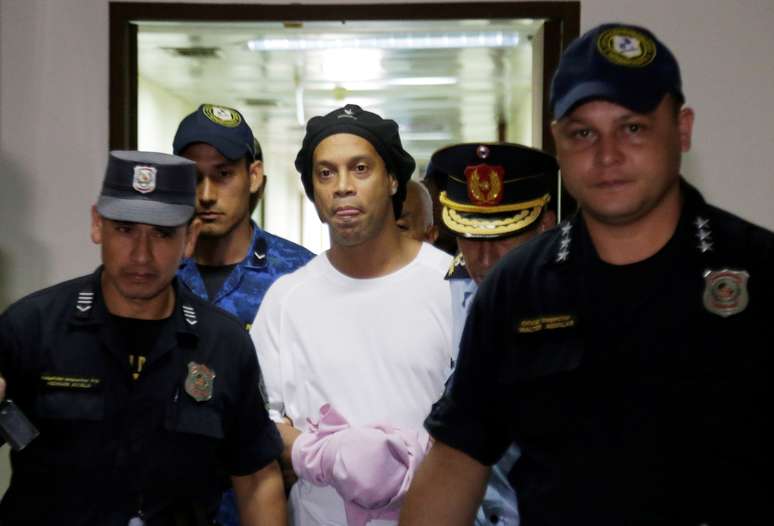 Ronaldinho é escoltado por policiais no Paraguai
07/03/2020
REUTERS/Jorge Adorno
