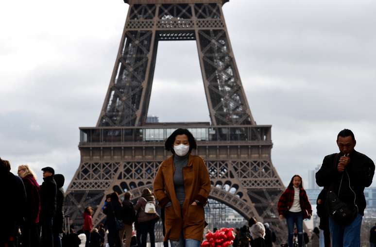 Mulher com máscara facial caminha diante da Torre Eiffel
01/02/2020
REUTERS/Gonzalo Fuentes