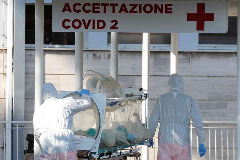 Na Itália, por exemplo, o sistema de saúde entrou em colapso devido à lentidão do governo em adotar medidas para conter a disseminação da covid-19