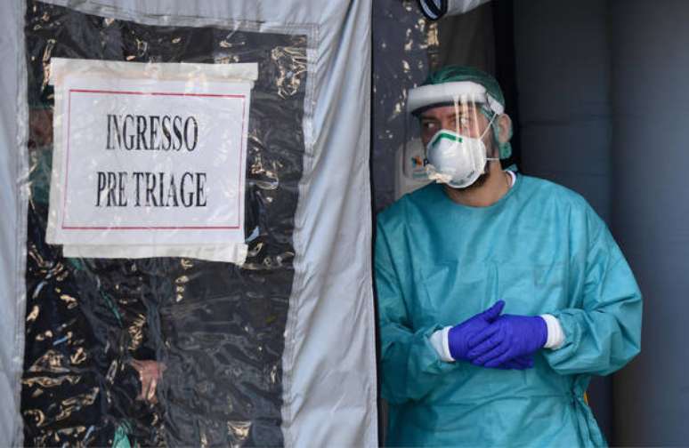 Entrada de centro de triagem para casos suspeitos de coronavírus em Gênova, Itália