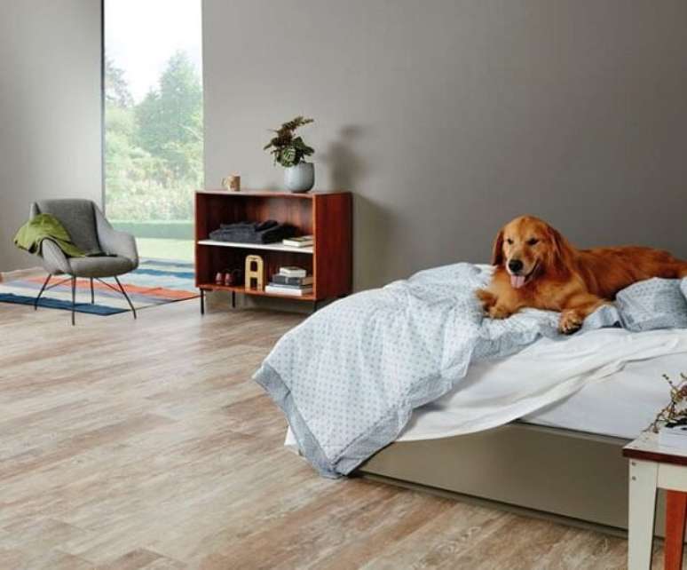 38. Modelo de cer&acirc;mica para quarto que se assemelha a madeira. Fonte: Pinterest