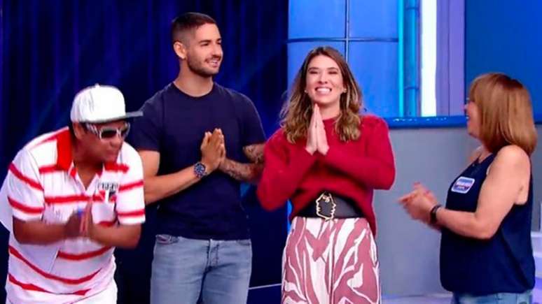 Atacante Alexandre Pato esteve em programa no SBT com sua esposa Rebeca Abravanel (Foto: Reprodução/SBT)
