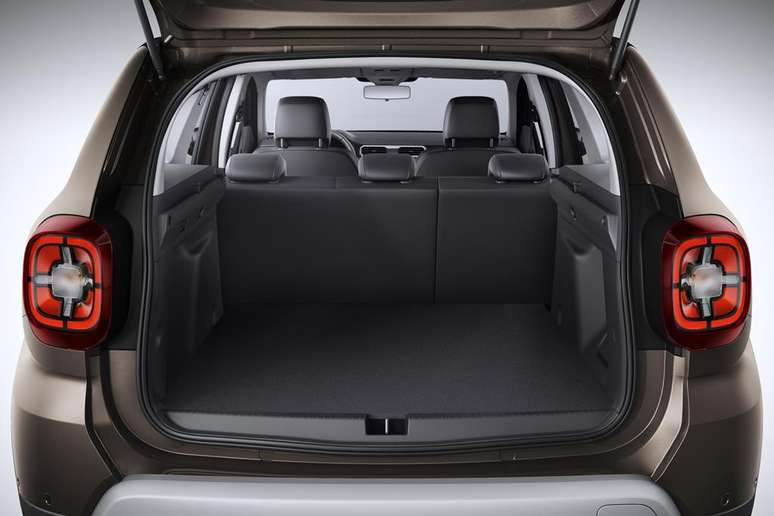 As lanternas parecem do Jeep Renegade, mas o porta-malas &eacute; muito maior, com 475 litros de capacidade.