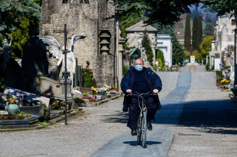 O cemitério de Bergamo, na Itália, teve que ser fechado para proteger os idosos que o frequentavam.