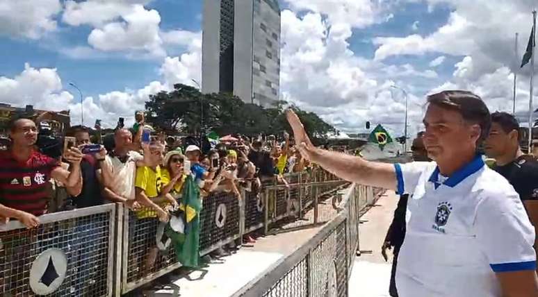 Presidente Jair Bolsonaro se aproxima de manifestantes no Palácio do Planalto
