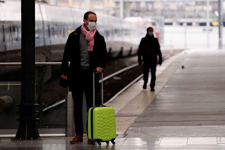Homem com máscara de proteção em plataforma de trem Gare du Nord, em Paris
17/03/2020
REUTERS/Christian Hartmann