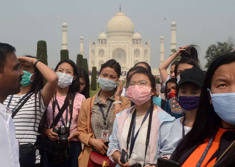 Turistas com m&aacute;scara de prote&ccedil;&atilde;o em frente ao Taj Mahal, em Agra
03/03/2020
REUTERS/Stringer