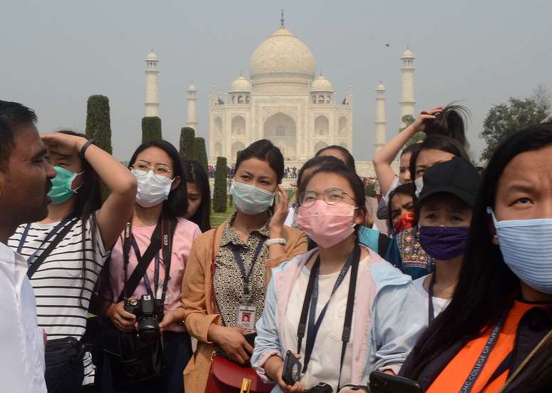 Turistas com máscara de proteção em frente ao Taj Mahal, em Agra, na Índia
03/03/2020
REUTERS/Stringer