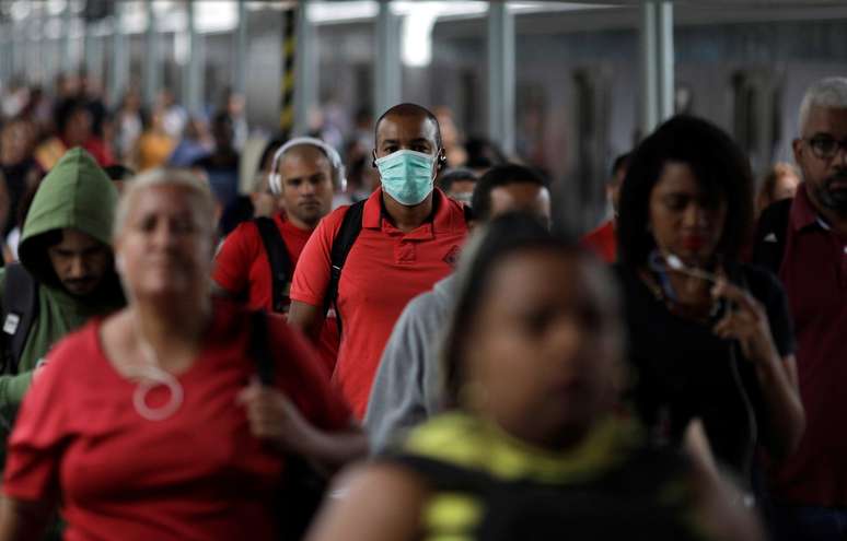 Homem com máscara de proteção contra o coronavírus em meio a aglomeração 
17/03/2020
REUTERS/Ricardo Moraes