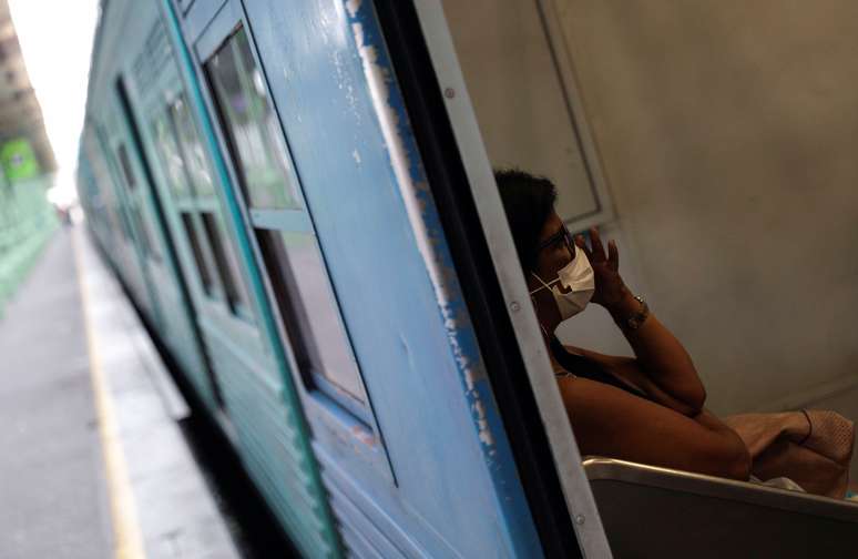 Passageira utiliza m&aacute;scara de prote&ccedil;&atilde;o contra coronav&iacute;rus no transporte p&uacute;blico do Rio de Janeiro 
17/03/2020
REUTERS/Ricardo Moraes