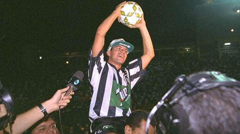 Túlio viveu o auge da idolatria no Botafogo em 1995 (Foto: Reprodução)