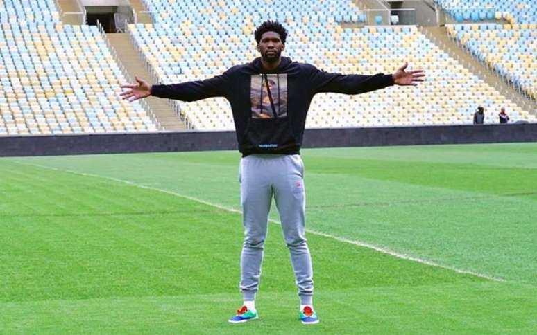 Embiid visitou o Maracanã durante as férias de 2019 (Foto: Reprodução)