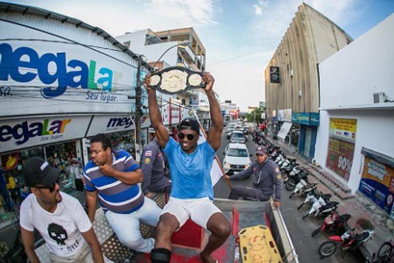 Natural de Teixeira de Freitas, dono do cinturão peso-médio foi recebido com festa em sua terra (Foto: Divulgação)