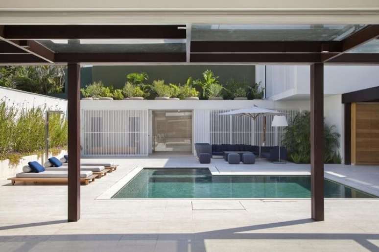 99. Pergolado de madeira com teto para casa moderna com piscina – Foto: Gisele Taranto