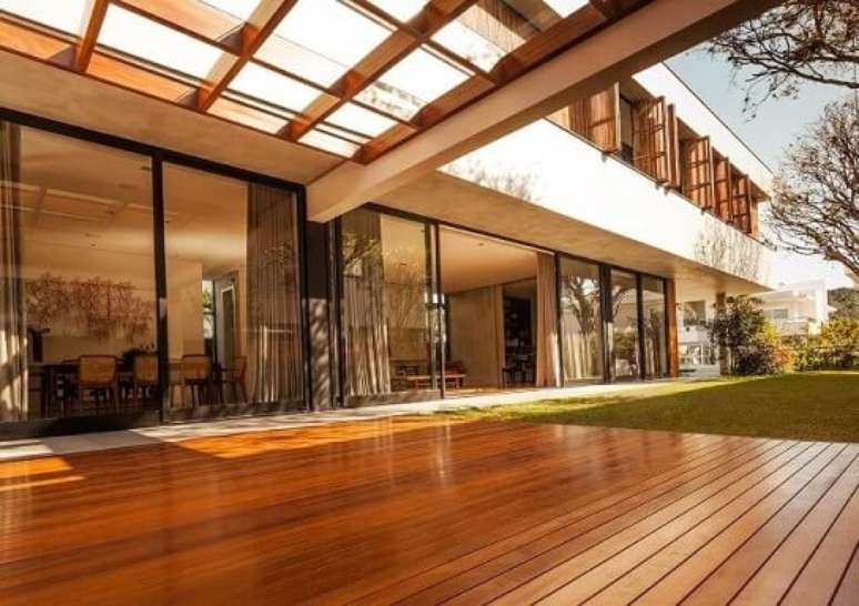 91. Projeto de casa moderna com piso de taco e pergolado de madeira para área externa – Foto: Marchetti Bonetti