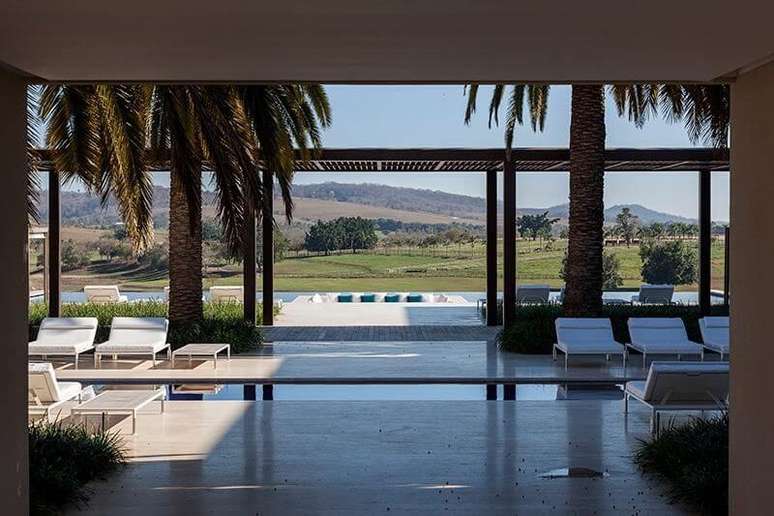 94. Pergolado de madeira na área da piscina para decoração de casa sofisticada – Foto: Roberto Migotto