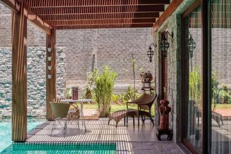 103. Decoração para área externa com piscina e pergolado de madeira – Foto: AMC Arquitetura