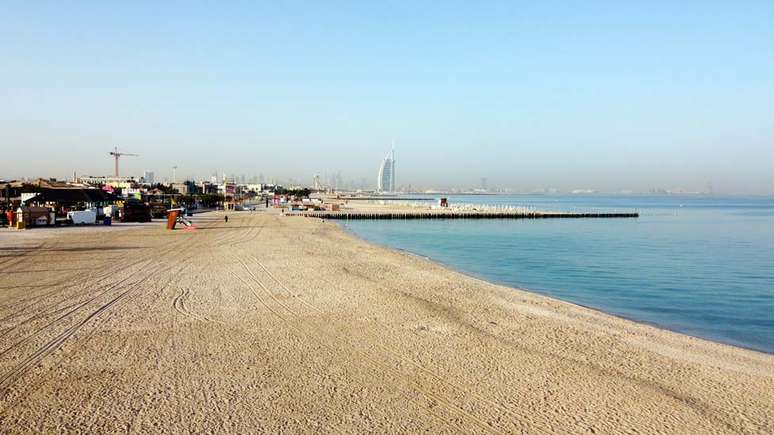 Uma foto tirada por um drone mostra uma praia deserta em Dubai. Os Emirados Árabes Unidos fecharam suas principais atrações turísticas e culturais, incluindo parques e praias, até 30 de março, além de suspenderem a emissão de vistos para estrangeiros.
