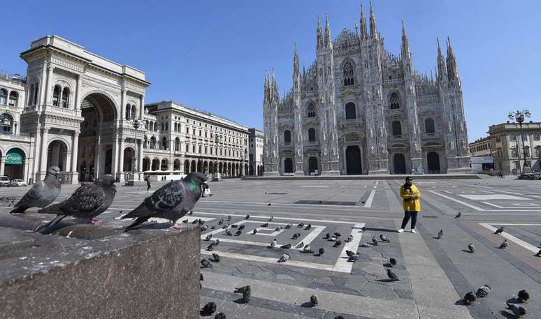 A Praça Duomo, em Milão, está deserta. Em toda a Itália, o governo determinou medidas de restrição da circulação de pessoas e ordenou o fechamento de estabelecimentos comerciais, exceto mercados e farmácias