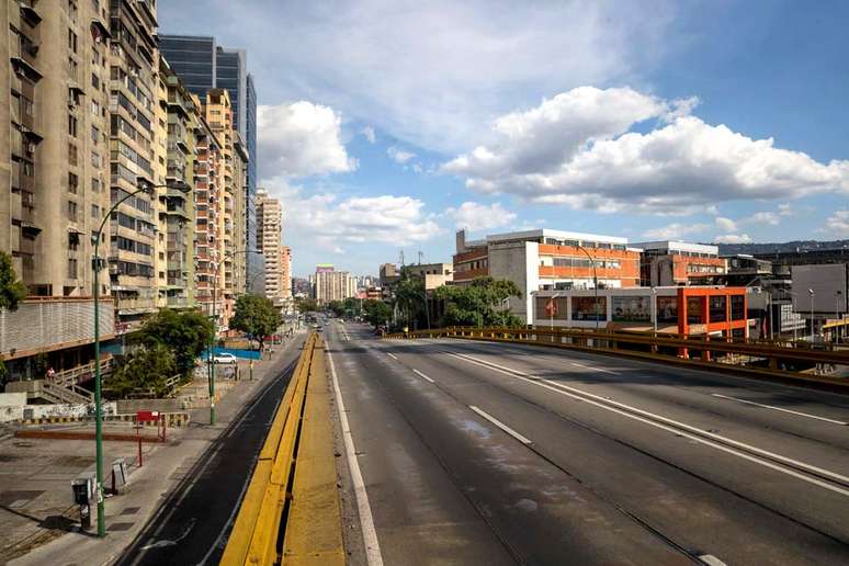 A avenida Francisco de Miranda em Caracas, Venezuela, está praticamente vazia. Forças de segurança do país estão visitando os principais bairros da cidade para incentivar que cidadãos fiquem em suas casas, fechem negócios e adotem medidas de prevenção contra o coronavírus