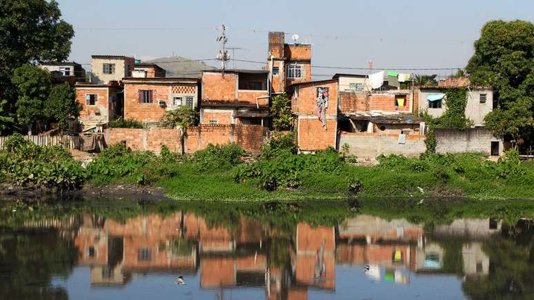 Casas precárias no Rio de Janeiro; Gilson Rodrigues cita problemas antigos das favelas, como de saneamento, que se exacerbam em crises como a atual de coronavírus