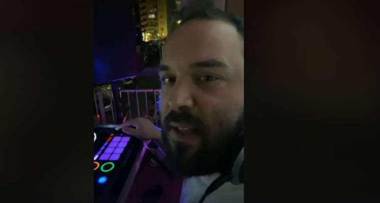 DJ Daniele Cocuzza contornou a quarentena com balada na varanda de sua casa, em Palermo, sul da Itália