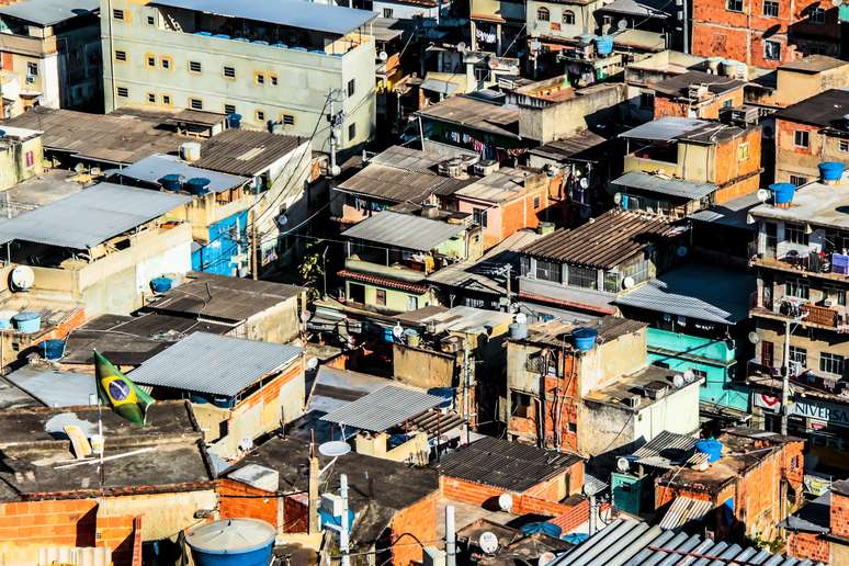 Vista de casas do Complexo do Alemão no Rio de Janeiro (RJ)